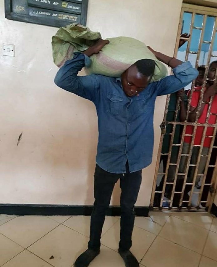 MAN SURRENDERS HIMSELF TO POLICE AFTER THE BAG HE STOLE REFUSES TO COME DOWN FROM HIS HEAD