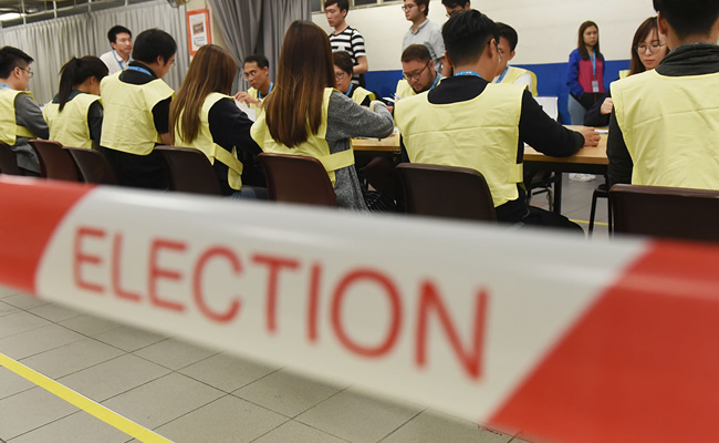 Tension in Hong Kong: Authorities disqualify 12 pro-democracy candidates