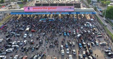 EndSARS: Nigerians react as police, LASTMA officers storm Lekki toll gate